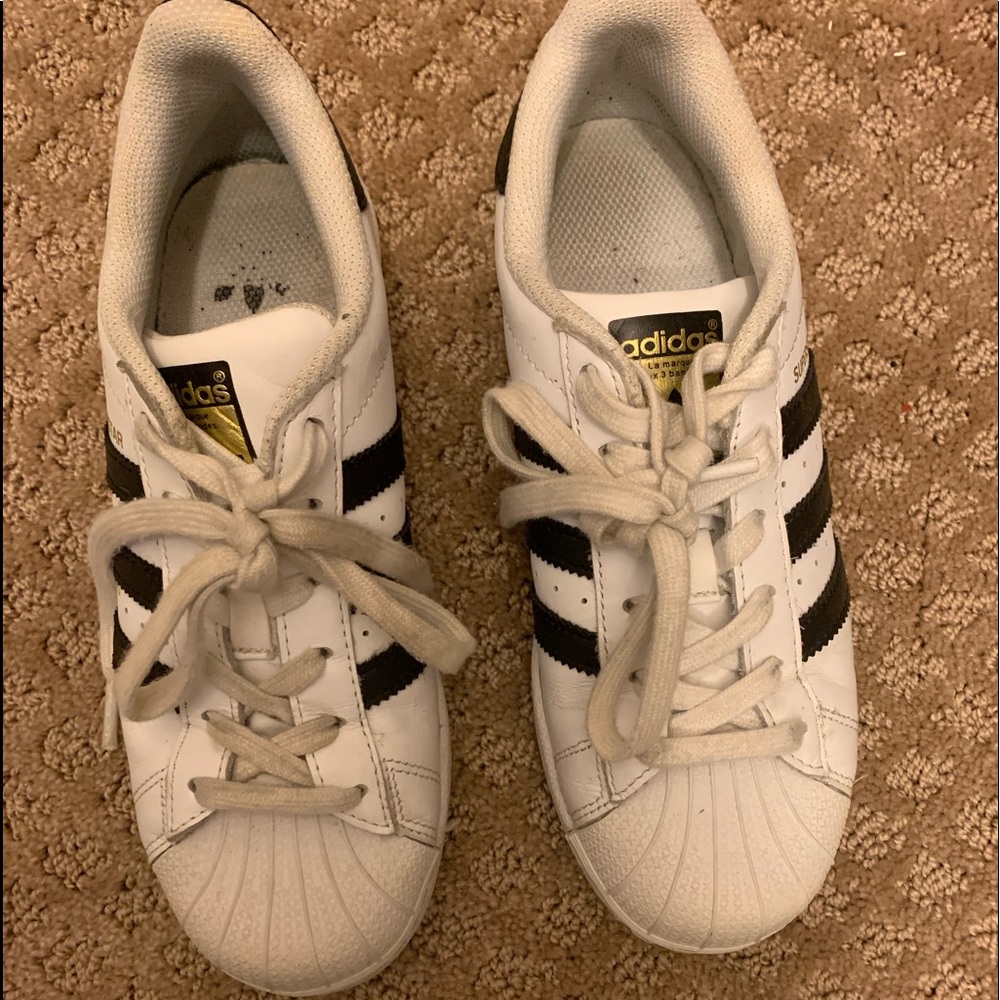 adidas superstars in black and white